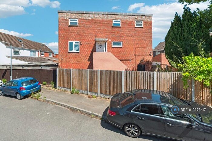 3 Bedroom Maisonette To Rent In Rochfords Gardens, Slough, SL2