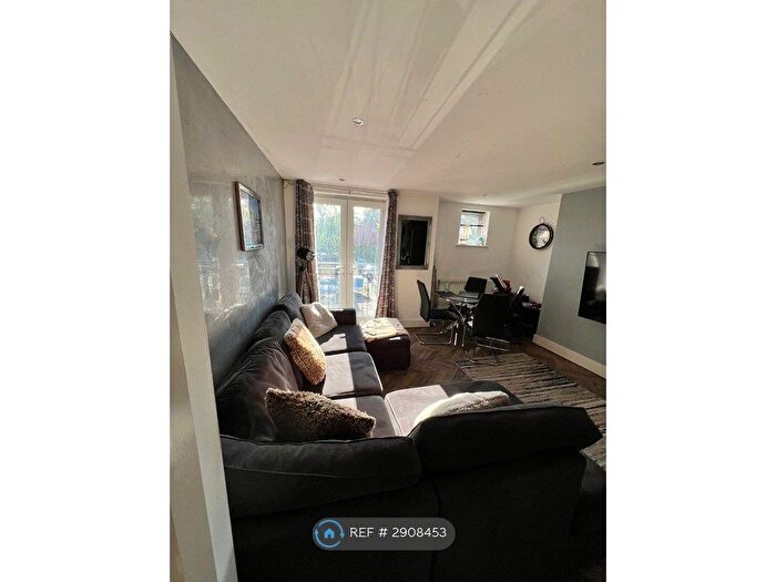 2 Bedroom Flat To Rent In Wellington Road, Manchester, M30