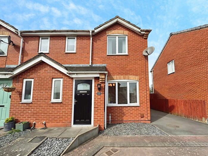3 Bedroom Semi Detached House For Sale In May Close, Leicester, LE3