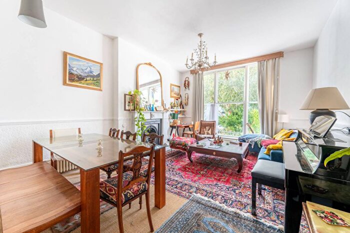 1 Bedroom Flat For Sale In Pembridge Crescent, Notting Hill, London, W11