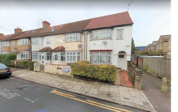 3 Bedroom End Of Terrace House To Rent In Egerton Gardens, London, Hendon, NW4