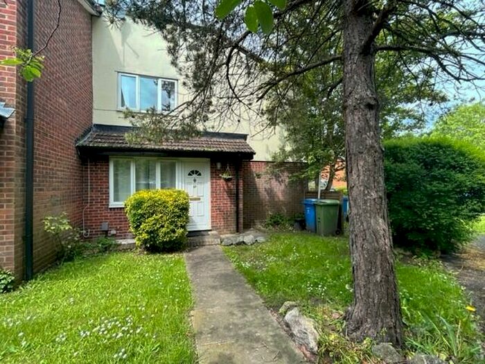 1 Bedroom Property To Rent In Kingfisher Close, Farnborough, Hampshire, GU14