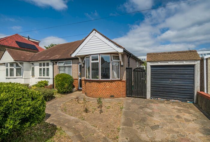 2 Bedroom Bungalow For Sale In Hammond Ave, Mitcham, Surrey, CR4