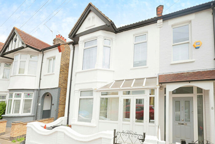 3 Bedroom Semi-Detached House For Sale In Woodfield Park Drive, Leigh-on-sea, SS9