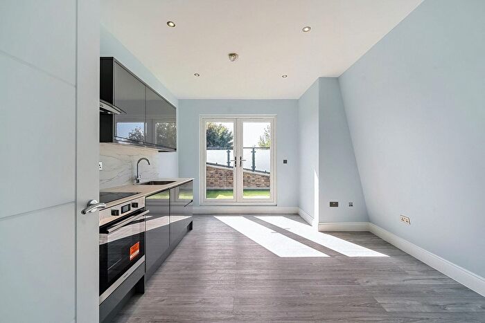 2 Bedroom Flat To Rent In Garratt Lane, Tooting, London, SW17