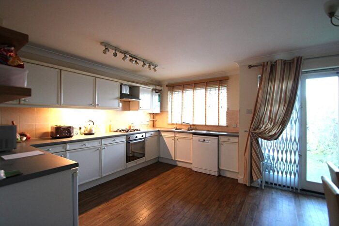 4 Bedroom Town House To Rent In Holders Hill Crescent, Hendon, London, NW4