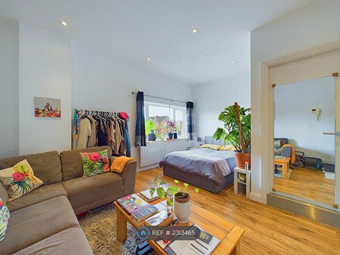 Studio To Rent In New Broadway, Worthing, BN11