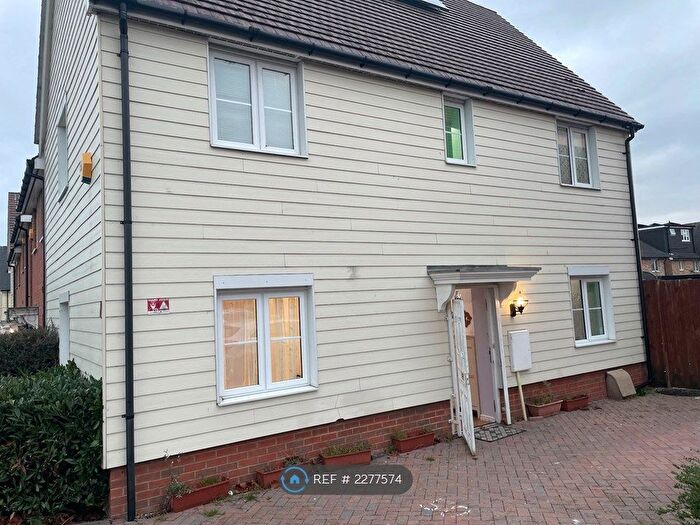 3 Bedroom Semi-Detached House To Rent In Collerne Street, Romford, RM3