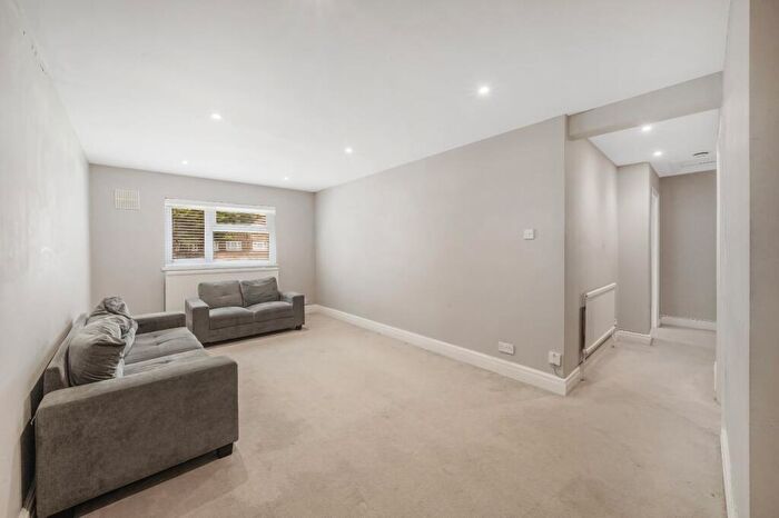 1 Bedroom Apartment To Rent In Oaklands Road, Cricklewood, NW2