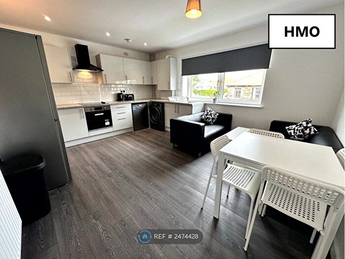 4 Bedroom Flat To Rent In Hmo Licensed Wedderlea Drive, Glasgow, G52