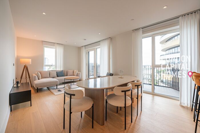 2 Bedroom Flat To Rent In Cascade Apartments, Cascade Way, London, W12