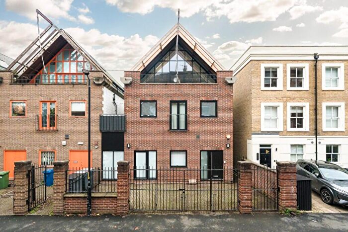 2 Bedroom House For Sale In Morecambe Street, London, SE17