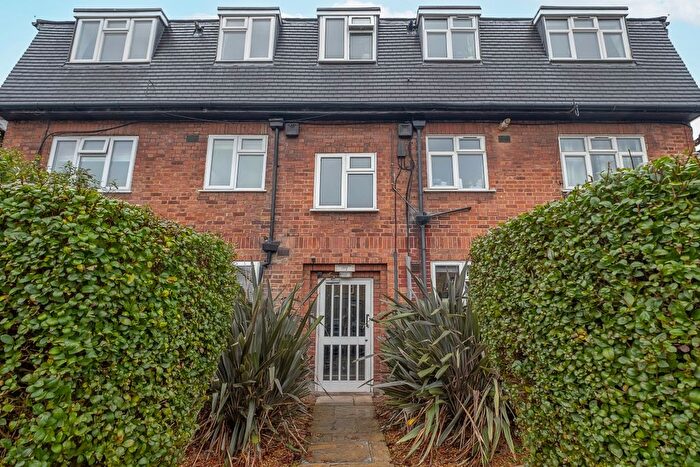 2 Bedroom Flat To Rent In Second Cross Road, Twickenham, TW2