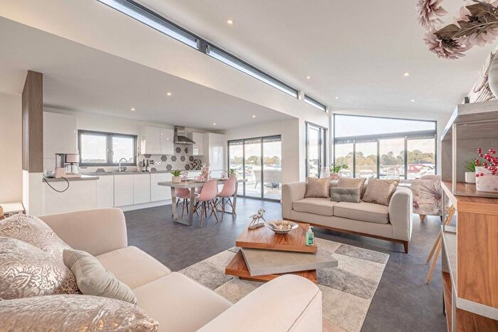 2 Bedroom Cottage To Rent In Maidenhead Road, Windsor, SL4