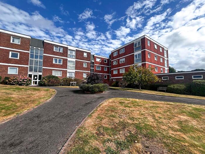 2 Bedroom Flat For Sale In Crescent Way, Burgess Hill, RH15
