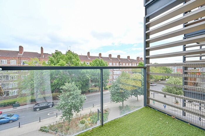 2 Bedroom Flat To Rent In Bloemfontein Road, Shepherd's Bush, London, W12