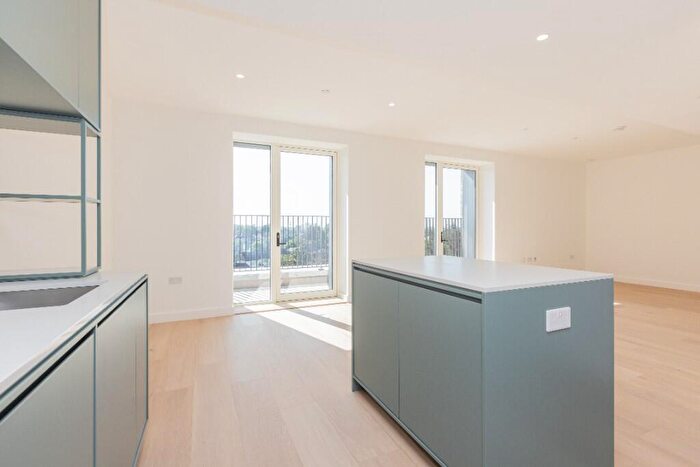 3 Bedroom Apartment To Rent In Parkview Avenue, London, NW2
