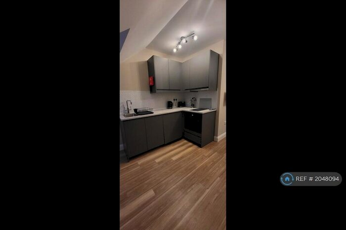 Studio To Rent In Redwood Drive, Epsom, KT19