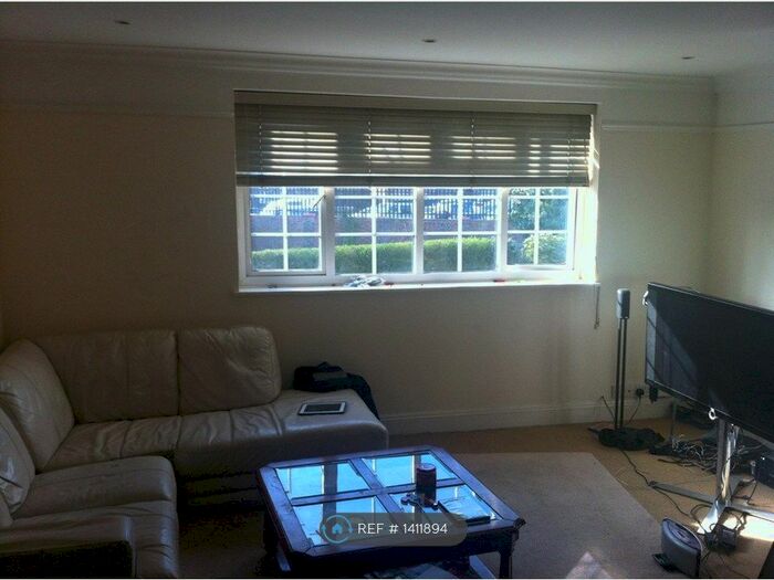 2 Bedroom Flat To Rent In Maple Cou, Windsor, SL4