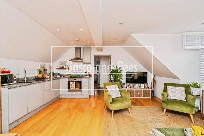 2 Bedroom Flat To Rent In Old Woking Road, West Byfleet, KT14