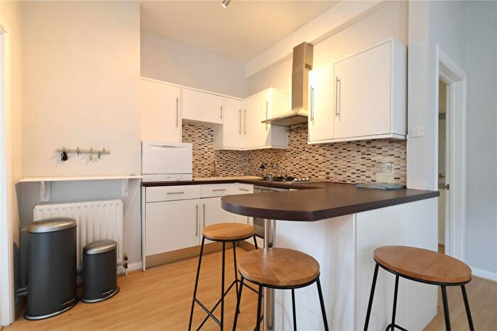 2 Bedroom Apartment For Sale In The Crescent, Farnham, Surrey, GU9