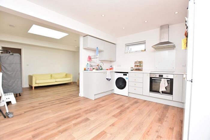 2 Bedroom Flat To Rent In Warden Road - Bedminster, BS3