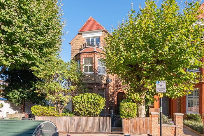 2 Bedroom Flat For Sale In Kirkstall Road, Telford Park, London, SW2