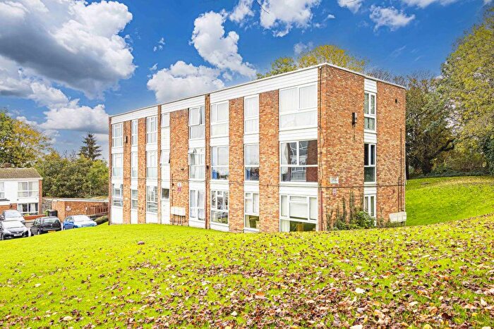 2 Bedroom Flat To Rent In Claybury, Bushey, WD23