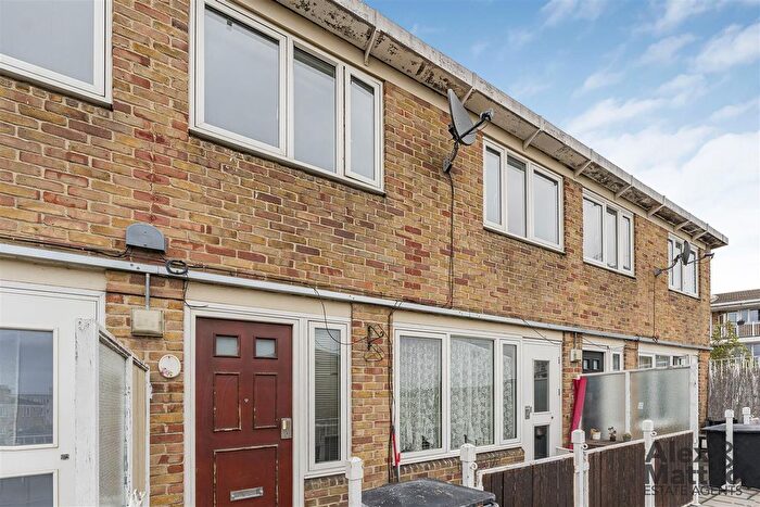 3 Bedroom Flat To Rent In Amina Way, Bermondsey, SE16