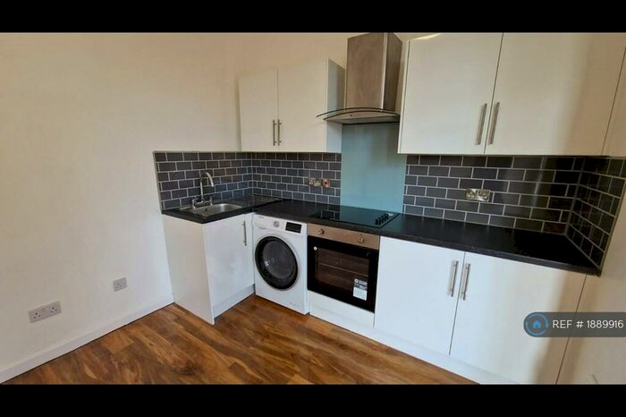 3 Bedroom Flat To Rent In Polygon Road, Manchester, M8