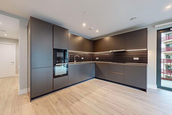 3 Bedroom Flat To Rent In Hewson Way, London, SE17