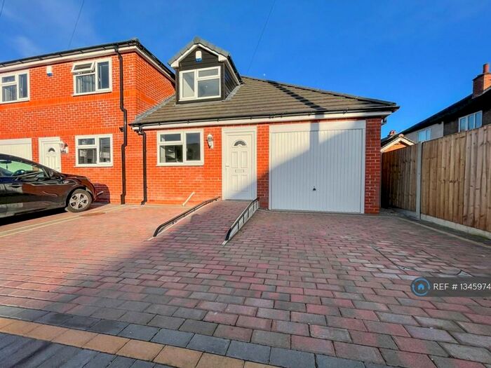 3 Bedroom Bungalow To Rent In Somerset Road, Stoke-On-Trent, ST1