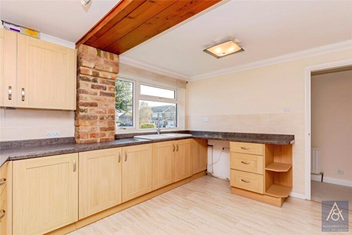 2 Bedroom Bungalow For Sale In Elm Drive, Deanshanger, Milton Keynes, MK19