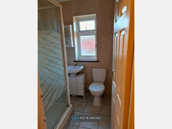 3 Bedroom Flat To Rent In Broad Street, Dagenham, RM10