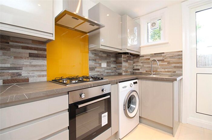 2 Bedroom Apartment To Rent In Dollis Road, London, N3