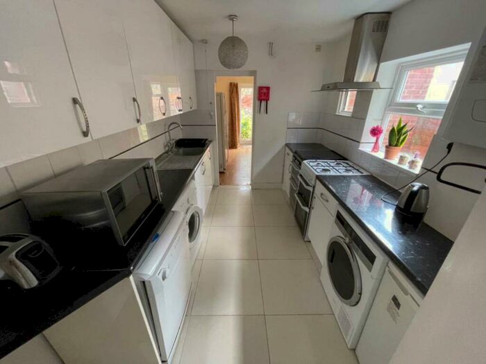 7 Bedroom Semi-Detached House To Rent In Grange Avenue, Reading, RG6