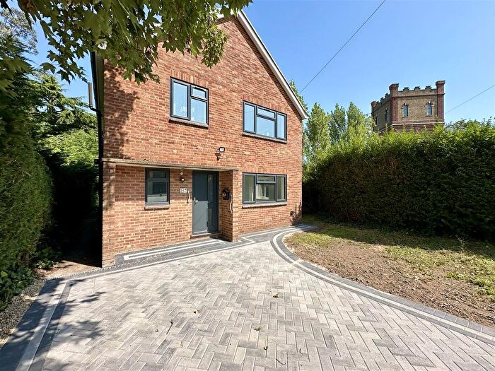 4 Bedroom Detached House To Rent In North Common Road, Uxbridge, UB8