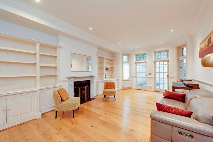 3 Bedroom Apartment To Rent In Frognal, Hampstead, NW3