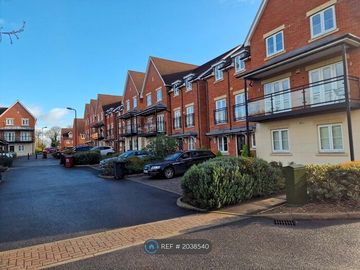 4 Bedroom Semi-Detached House To Rent In Foxherne, Slough, SL3