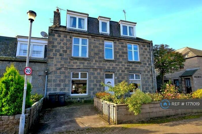 3 Bedroom Flat To Rent In Park Place, Aberdeen, AB24