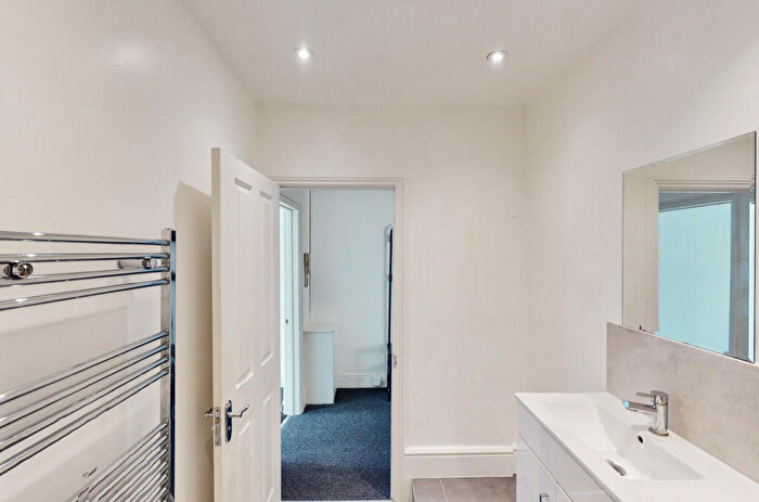 2 Bedroom Apartment To Rent In Lower Bristol Road, BA2