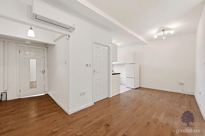 2 Bedroom Flat To Rent In London Road, Morden, Surrey, SM4