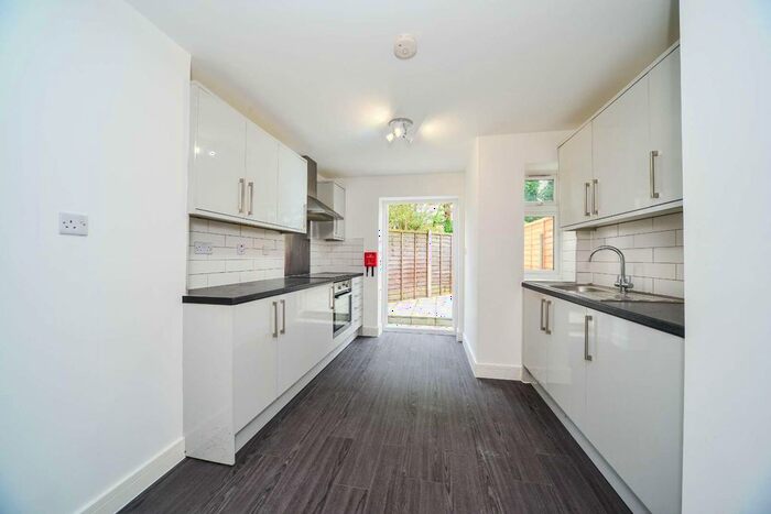 3 Bedroom Flat To Rent In Edith Road, Croydon, London, SE25