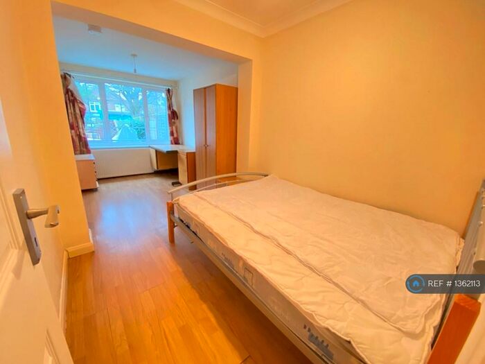 5 Bedroom Semi-Detached House To Rent In Southway, Guildford, GU2