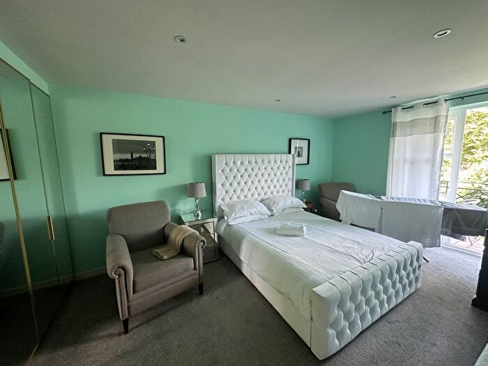 2 Bedroom Flat To Rent In Brompton Park Crsecent, Fulham, SW6
