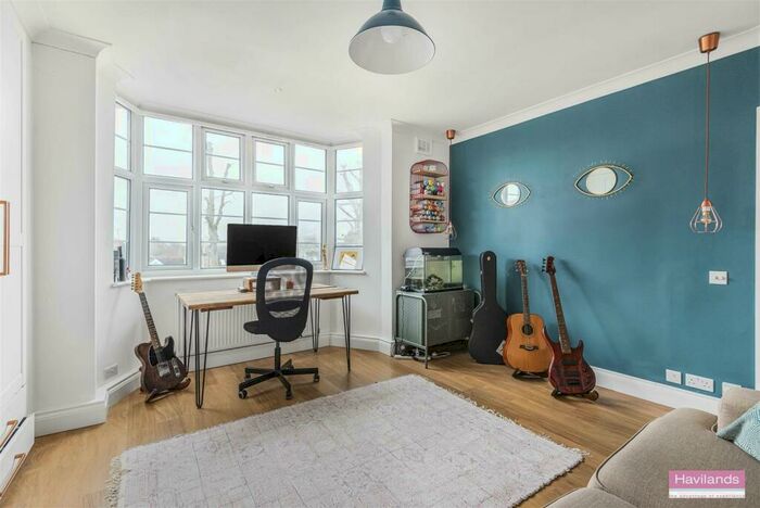2 Bedroom Flat For Sale In Seymour Court, Winchmore Hill, N21