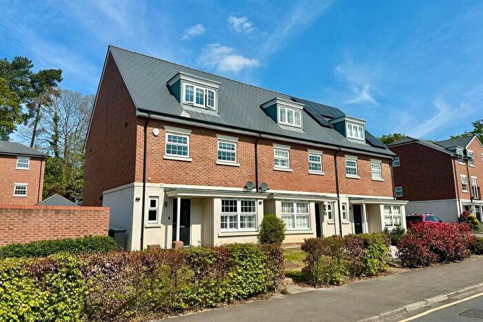 4 Bedroom End Of Terrace House For Sale In Potten Close, Camberley, GU15