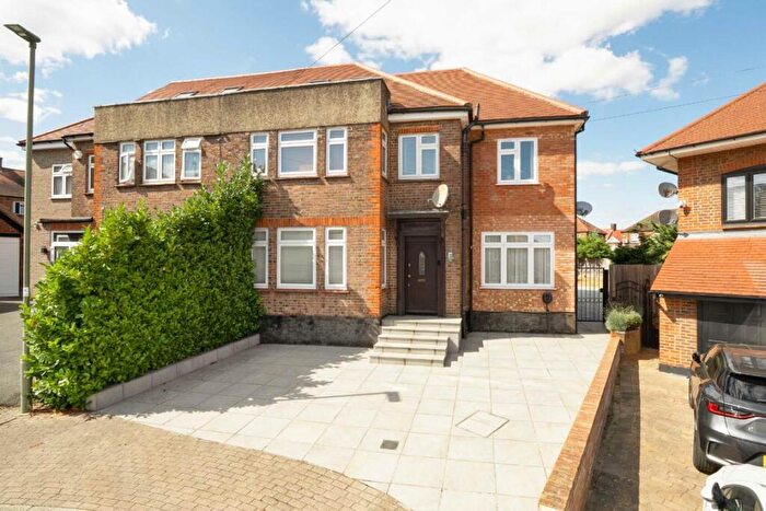 5 Bedroom House To Rent In Saddlescombe Way, North Finchley, N12