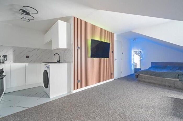 1 Bedroom Flat For Sale In Tippett Rise, Reading, Berkshire, RG2