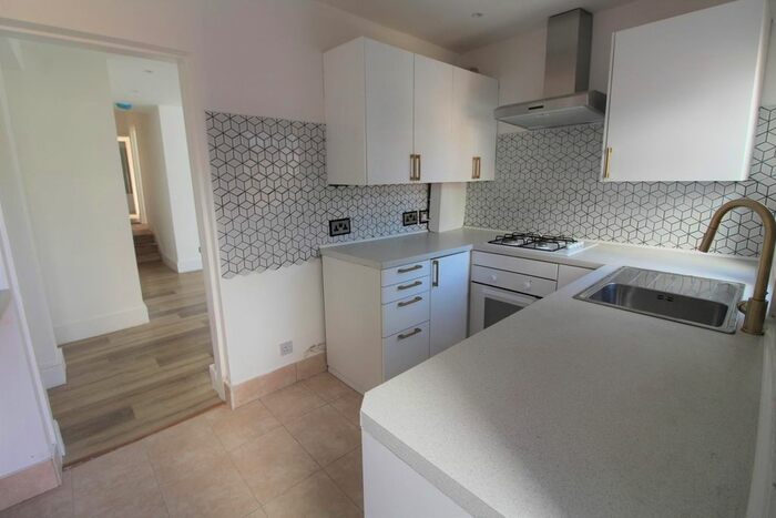 2 Bedroom Flat To Rent In Garfield Road, London, SW11